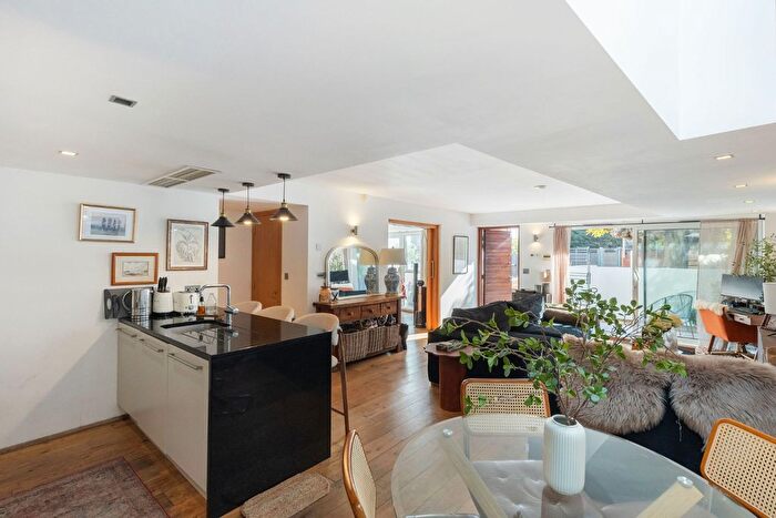 2 Bedroom Maisonette For Sale In Richmond, TW9