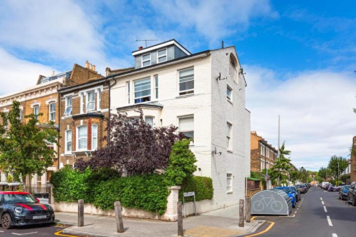 1 Bedroom Flat For Sale In Stormont Road, Clapham Common, SW11