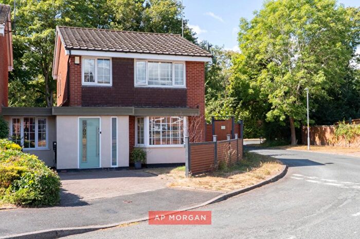 3 Bedroom Link Detached House For Sale In Abbotswood Close, Winyates, Redditch, Worcestershire, B98