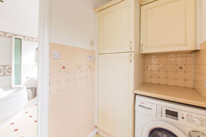 2 Bedroom Cottage To Rent In East End Road, East Finchley, London, N2