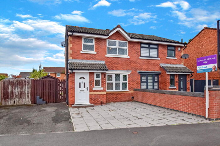3 Bedroom Semi-Detached House For Sale In Hedgerows Road, Leyland, PR25