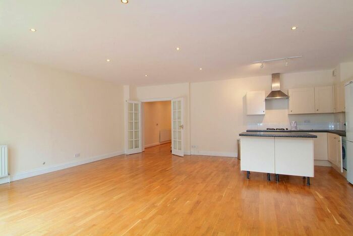 3 Bedroom Flat To Rent In Ramsay Road, South Acton, London, W3
