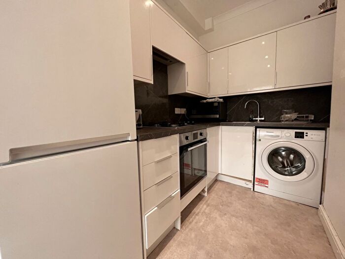 2 Bedroom Flat To Rent In Madeira Road, London, SW16