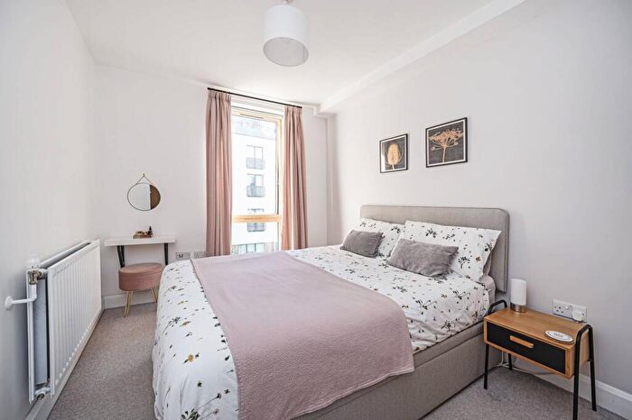1 Bedroom Flat To Rent In Violet Road, , Bow, London, E3