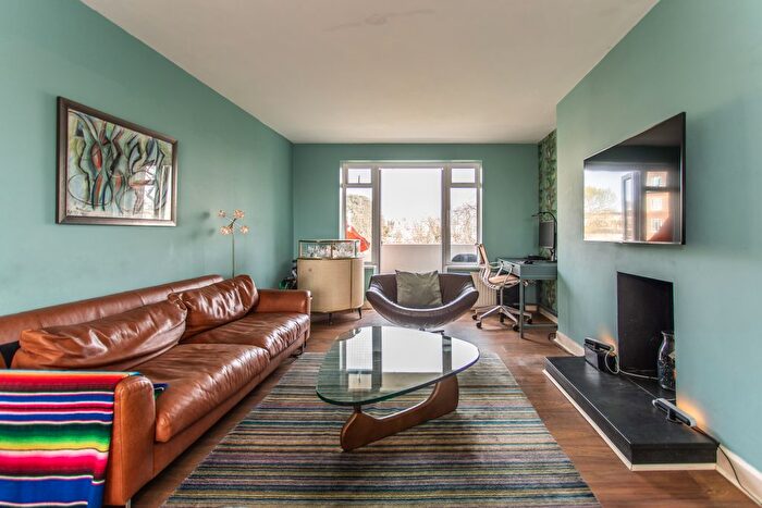 4 Bedroom Flat For Sale In Furze Hill, Hove, BN3