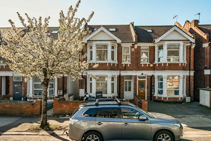 3 Bedroom Flat For Sale In Park Road, London, NW4