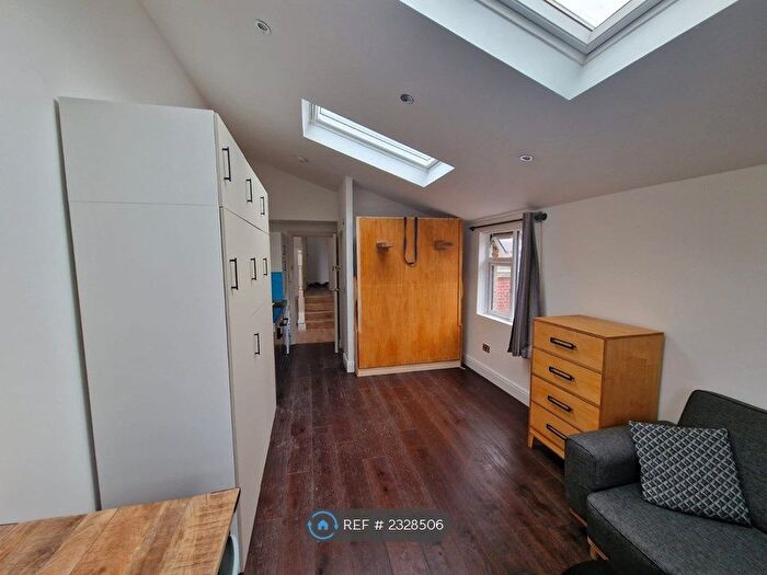 Studio To Rent In Frobisher Road, London, N8