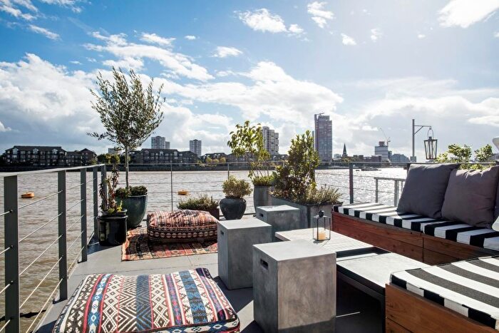 1 Bedroom House Boat To Rent In Cheyne Walk, Chelsea, SW10