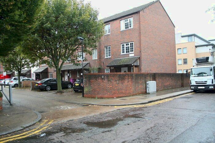 5 Bedroom Town House To Rent In Moss Close, Aldgate East/Whitechapel, E1