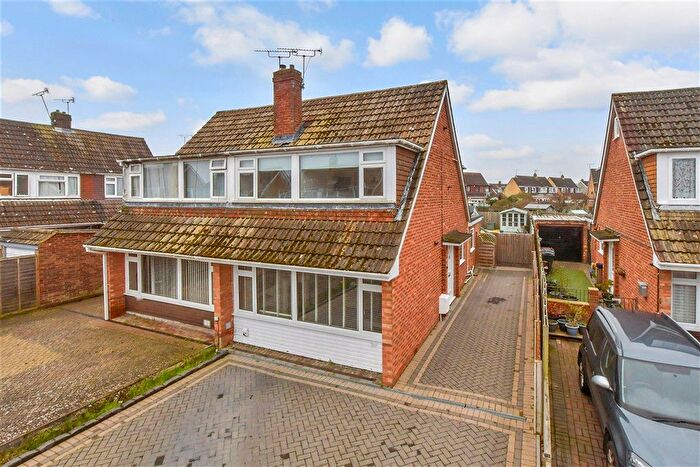 3 Bedroom Semi Detached House For Sale In Weavers Way, Ashford, Kent, TN23