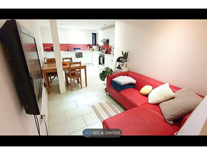 2 Bedroom Flat To Rent In Kingsland Road, London, E8