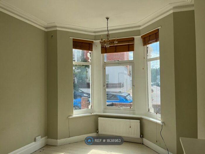 1 Bedroom Flat To Rent In Waldemar Avenue, London, SW6