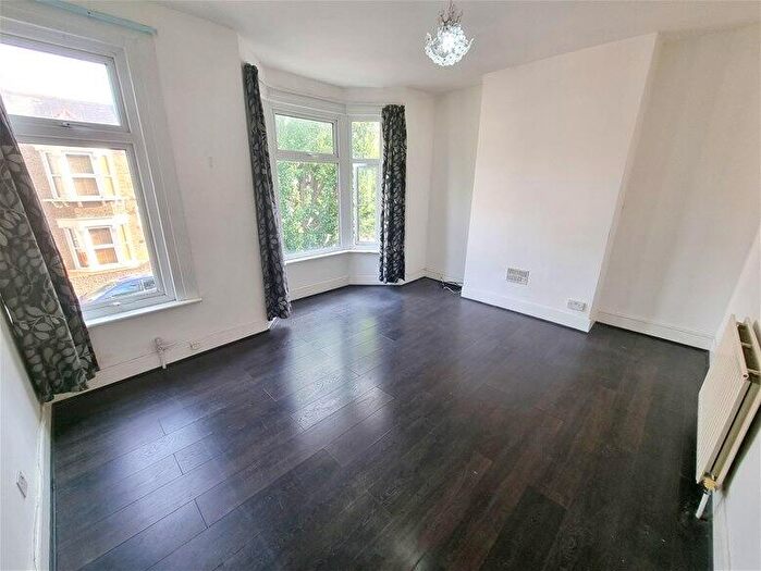2 Bedroom Flat To Rent In Glenthorne Road, Walthamstow, E17