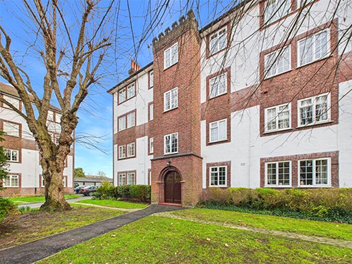 2 Bedroom Flat To Rent In Gloucester Court, Richmond, TW9