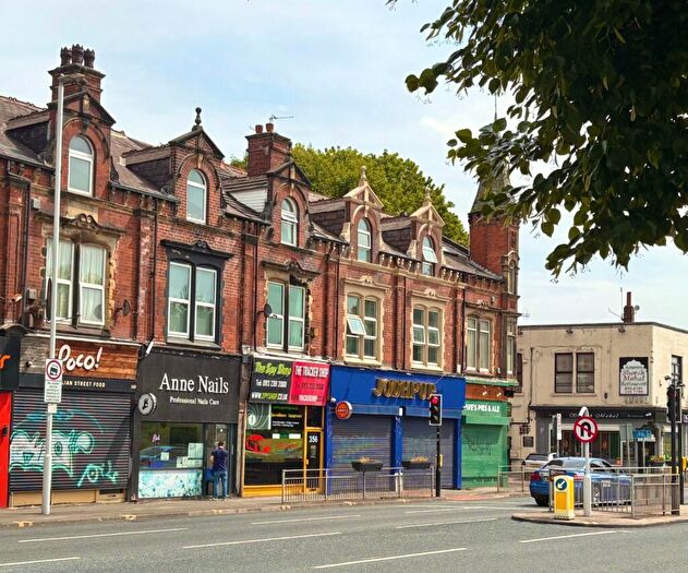 Flat To Rent In Kirkstall Road, Burley, Leeds, LS4