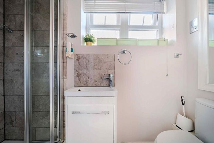 Studio To Rent In Heath Rise, Bromley, BR2