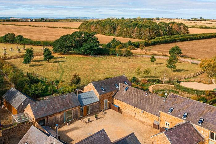 2 Bedroom Barn Conversion For Sale In Tysoe Road, Kineton, Warwickshire, CV35
