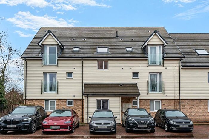 2 Bedroom Flat For Sale In Cameo Court, Aylesbury, HP18