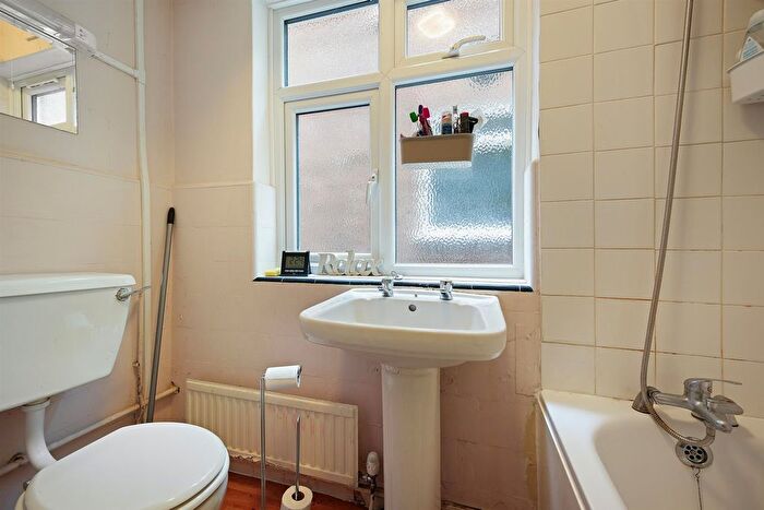 2 Bedroom Property To Rent In Bridge Close, Enfield, EN1