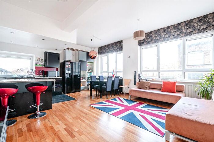2 Bedroom Apartment To Rent In City View House, Bethnal Green Road, London, E2