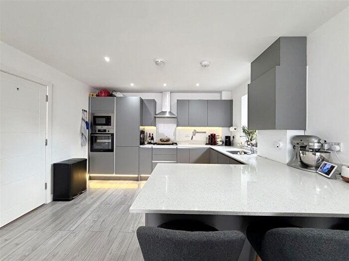 3 Bedroom Flat To Rent In South Drive, Coulsdon, CR5