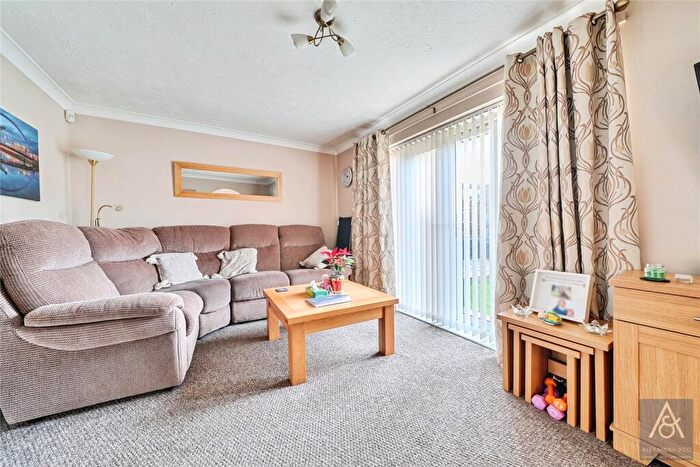 3 Bedroom Link Detached House For Sale In Lenborough Close, Buckingham, Buckinghamshire, MK18