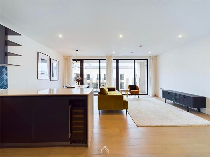 3 Bedroom Apartment To Rent In Rosewood House, Shoreditch, E2