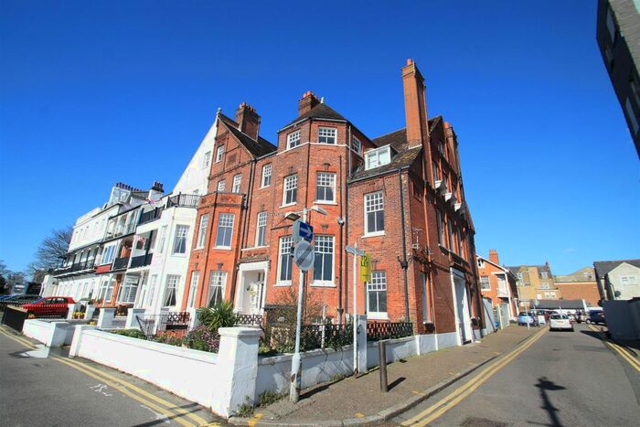 2 Bedroom Flat To Rent In Royal Terrace, Southend-On-Sea, SS1