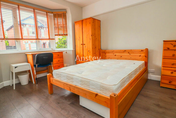 5 Bedroom Semi-Detached House To Rent In Coventry Road, Southampton, SO15