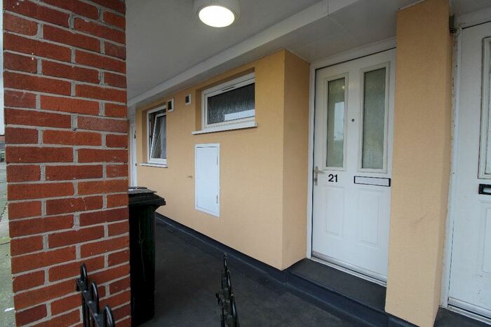 1 Bedroom Flat To Rent In Drake Close, St Mary's, Oldham, OL1