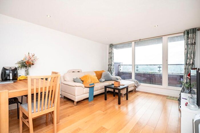 2 Bedroom Flat To Rent In Rainhill Way, Bow, E3