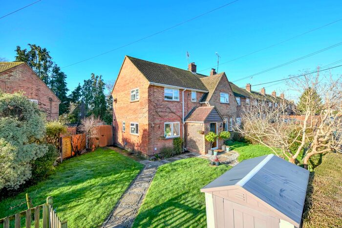 4 Bedroom Semi-Detached House For Sale In Thorne Estate, Pluckley, TN27