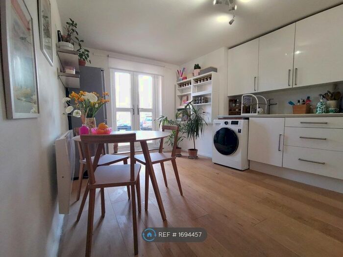 2 Bedroom Flat To Rent In Old Ford Road, London, E2