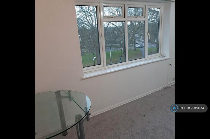 2 Bedroom Flat To Rent In Woodside Green, London, SE25