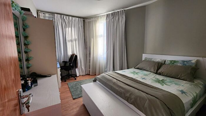 2 Bedroom Flat For Sale In Regents Park Road, London, N3