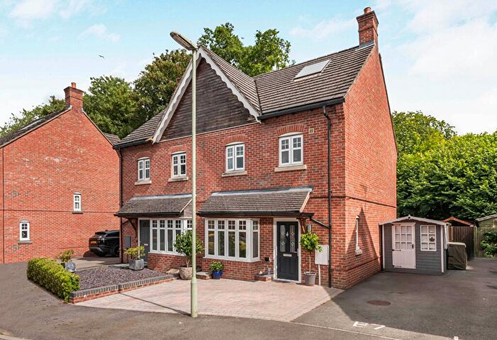4 Bedroom Semi Detached House For Sale In Winstreet Close, Alton, Hampshire, GU34