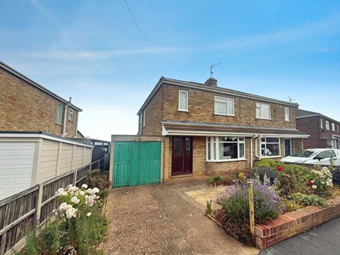 3 Bedroom Semi-Detached House For Sale In Oakdale Avenue, Peterborough, PE2