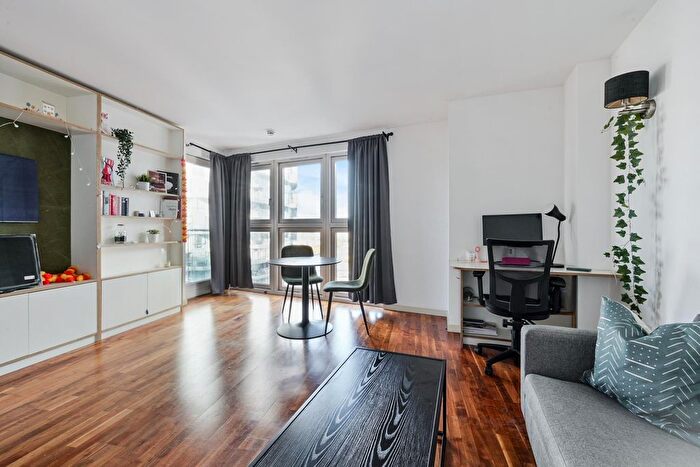 2 Bedroom Flat For Sale In New Providence Wharf, Fairmont Avenue, E14