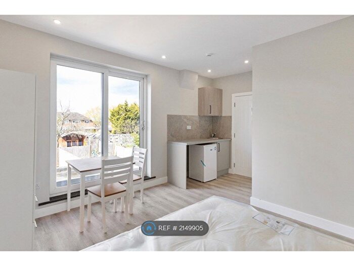 Studio To Rent In Green Lane, London, SE9