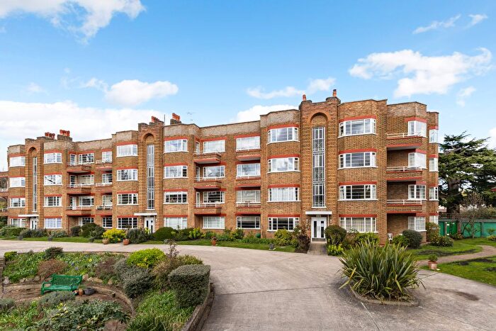 3 Bedroom Flat For Sale In Ingram House, Park Road, Hampton Wick, KT1