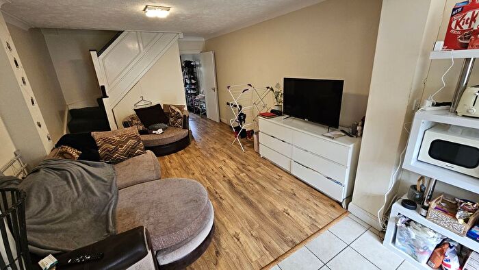 3 Bedroom Town House To Rent In Chaucer Drive, London, SE1