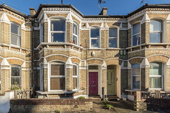 3 Bedroom Flat To Rent In Ballater Road, Brixton, SW2
