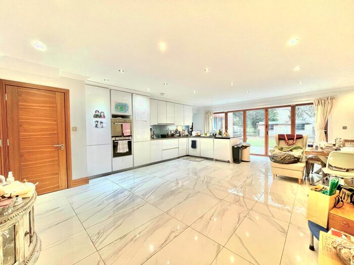 5 Bedroom Semi-Detached House To Rent In Singleton Scarp, London N12