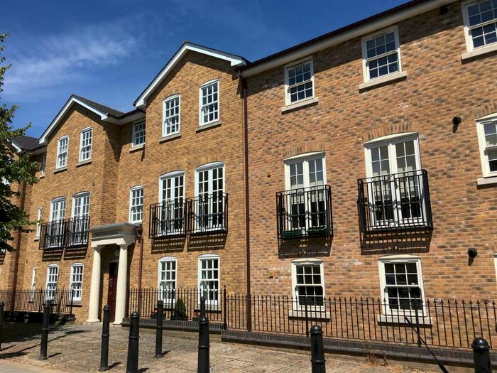 2 Bedroom Apartment To Rent In High Street, Berkhamsted, HP4