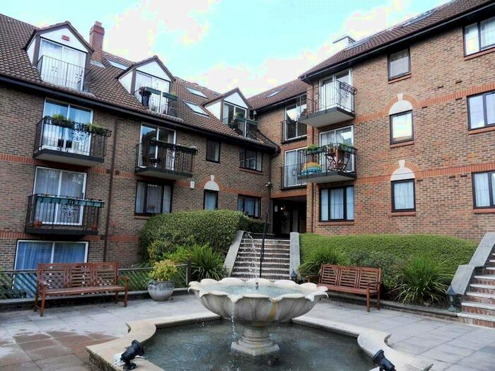 2 Bedroom Flat To Rent In French Apartments, Lansdowne Road, Purley, Surrey, CR8