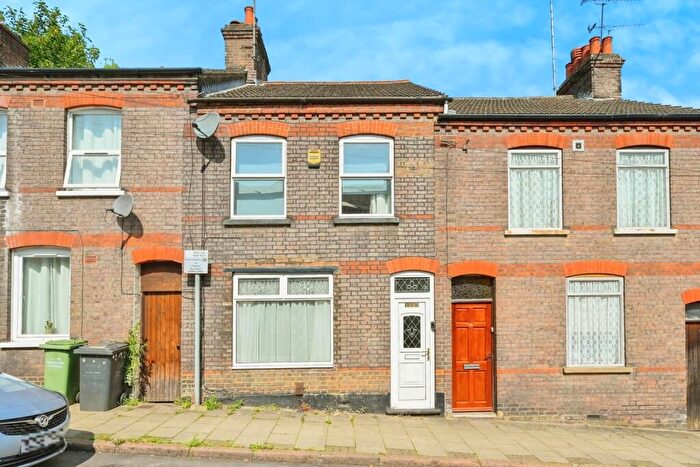 3 Bedroom Terraced House For Sale In Ashton Road, Luton, LU1