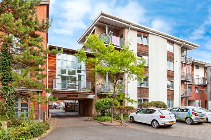 2 Bedroom Apartment For Sale In Windmill Road, Slough, SL1