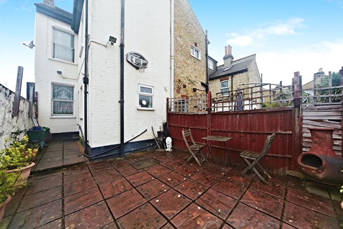 3 Bedroom End Of Terrace House For Sale In Harrison's Rise, Croydon, Surrey, CR0