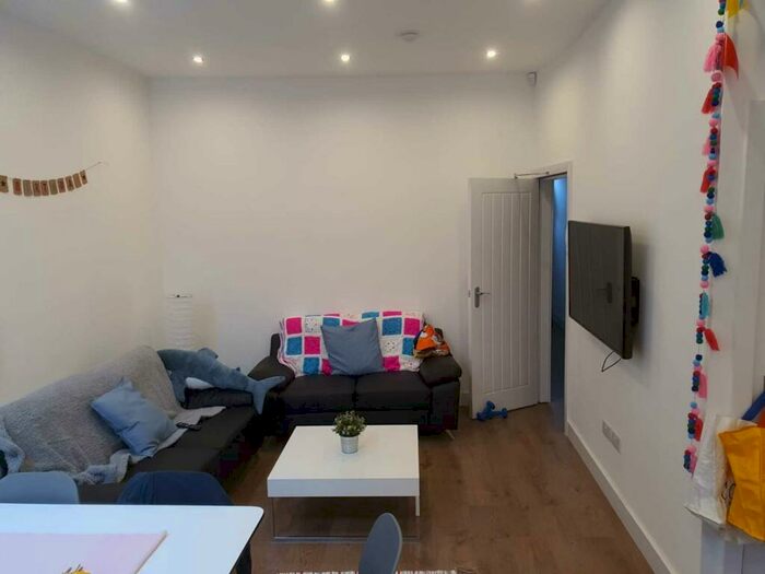 6 Bedroom Terraced House To Rent In Carill Drive, Fallowfield, M14