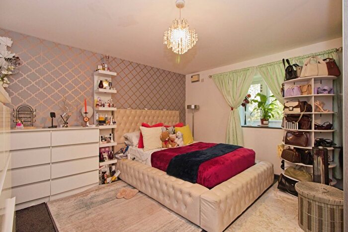 2 Bedroom Flat For Sale In Plumstead Road, London, SE18